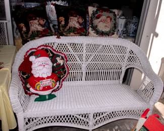 WICKER SETTEE
