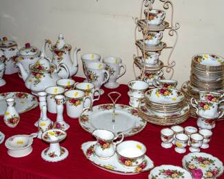 TABLES FULL OF CERAMICS - ROYAL ALBERT COUNTRY ROSES