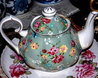 VINTAGE TEAPOTS