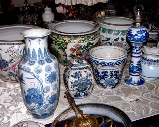 TABLES OF VINTAGE CERAMICS