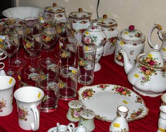 TABLES FULL OF CERAMICS - ROYAL ALBERT COUNTRY ROSES