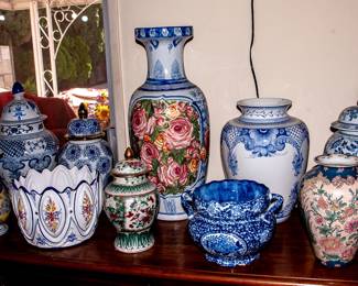 TABLES OF VINTAGE CERAMICS