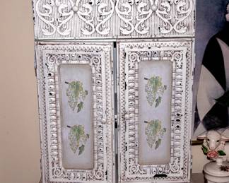 DECORATIVE ACCENTS