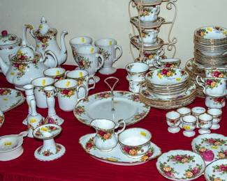 TABLES FULL OF CERAMICS - ROYAL ALBERT COUNTRY ROSES