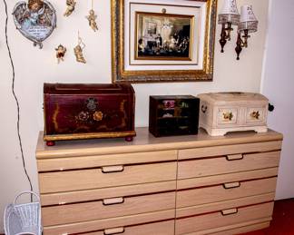 DRESSER