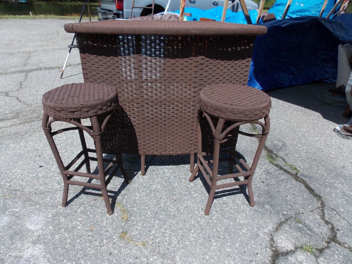 Brown wicker bar with 2 stools
