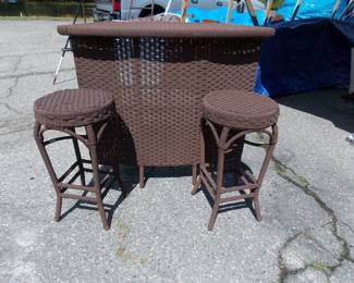 Brown wicker bar with 2 stools