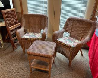 GREAT WICKER CHAIRS AND TABLE LIKE NEW