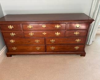 Thomasville 10-drawer dresser - excellent condition