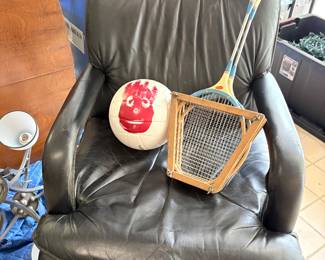 Black leather office chair, "WILSON" and vintage badminton rackets