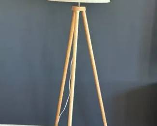 Tripod floor lamp
