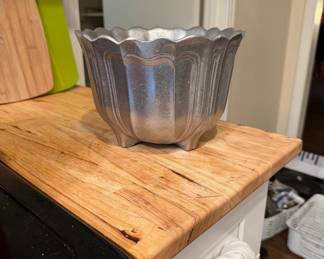 Large Wilton Armetale ice bucket/cachepot
