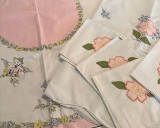 2 Table Cloths And 4 Napkins Pink