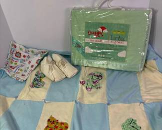 286 vintageanimalpatchworkbabyquiltwhit