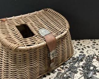 007 vintagewickerfishingcreelbasketand