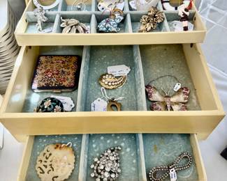 Assortment of Vintage brooches