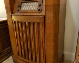 Vintage Philco Radio Console with Integrated Turntable