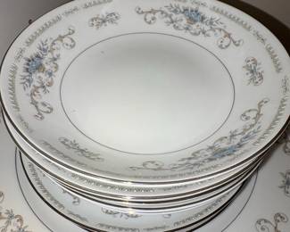 Wade Diane Fine Porcelain China Japan Dinnerware Set third image