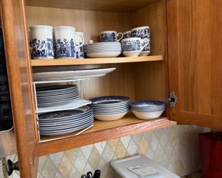 Blue Willow Pattern Dinnerware Set