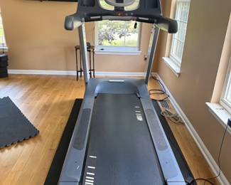 Precor . Treadmill