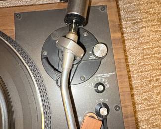 Realistic LAB-400 Automatic Turntable