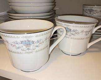 Wade Diane Fine Porcelain China Japan Dinnerware Set fourth image
