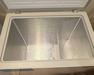 Midea 7.0 cu ft Garage Ready Chest Freezer