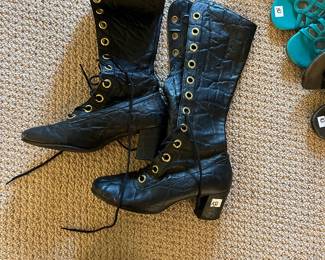 Lace up 1970s boots! Size 7