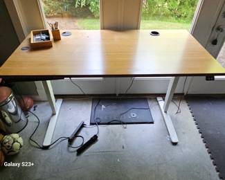 Standing desk with motor for rasing.