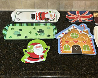 Lot 46: Assorted Decorative Serving Trays, Pot Holders, Oven Mitts, and Trivets