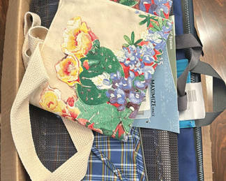 Lot 17: Travel Packing Organizers and Assorted Small Bags