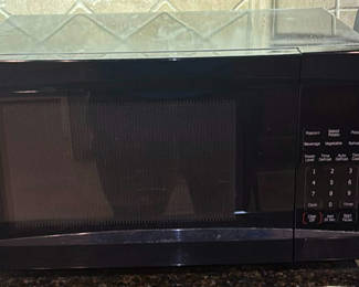 Lot 29: GE Countertop Microwave Oven