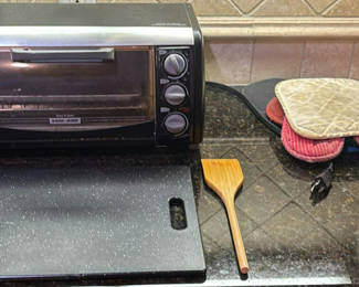 Lot 28: BLACK & DECKER Toast-R-Oven with Cutting Board, Wooden Spatula, and Oven Mitts