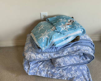 Lot 265: Blankets and Throws