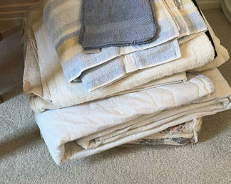 Lot 268: Stack of bedding items: towels, blankets, and a quilt