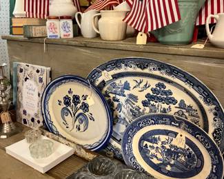 Creamers and blue Willow