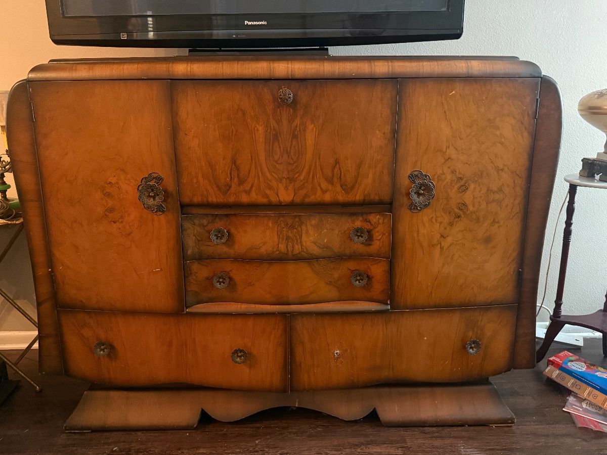 Butler walnut Liquor cabinet. Heron.