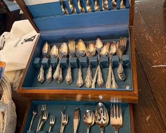 Wm A Rogers Oneida Chalice Harmony Flatware Set Service Of 89 pieces