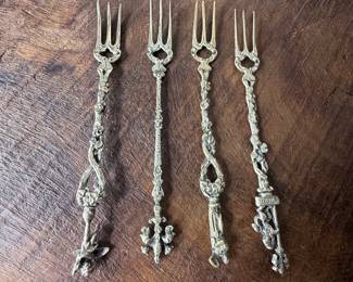 Item 77 Unmarked set 4 forks $30set 