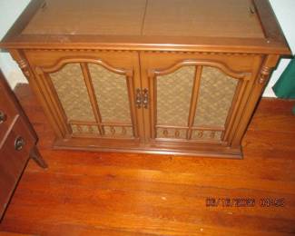 Phonograph/radio console