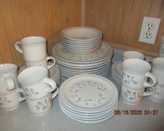 Chantilly stoneware set