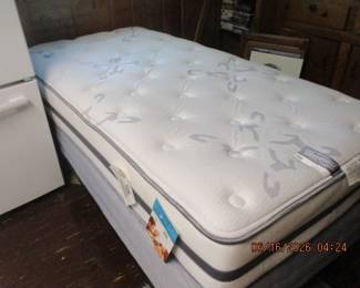 Like new twin mattress