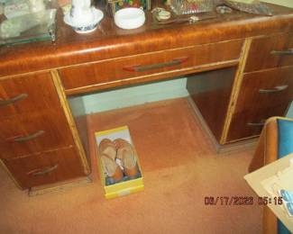 Vintage knee hold dresser with mirror