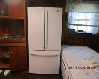 GE side by Side Refrigerator with bottom freezer