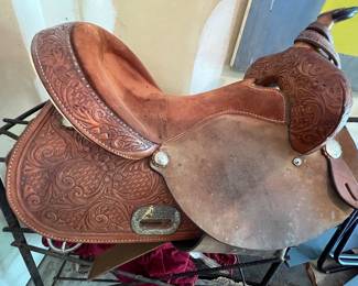 Likely trophy barrel saddle, has plate with NBHA.  Imperial Tex Tan leather Co