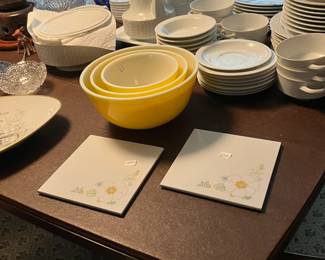 Pyrex bowls & corning trivets