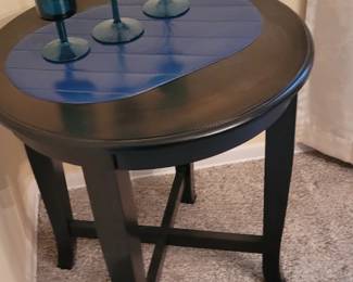 Round accent table