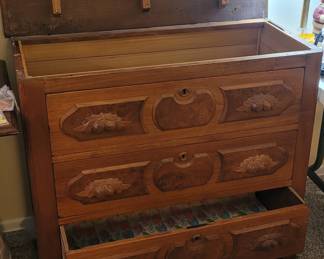 Mule / blanket chest