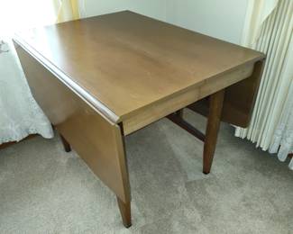 Drop leaf table