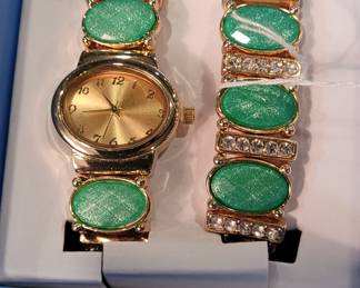 NIB Skyline Collection watch with matching bracelet